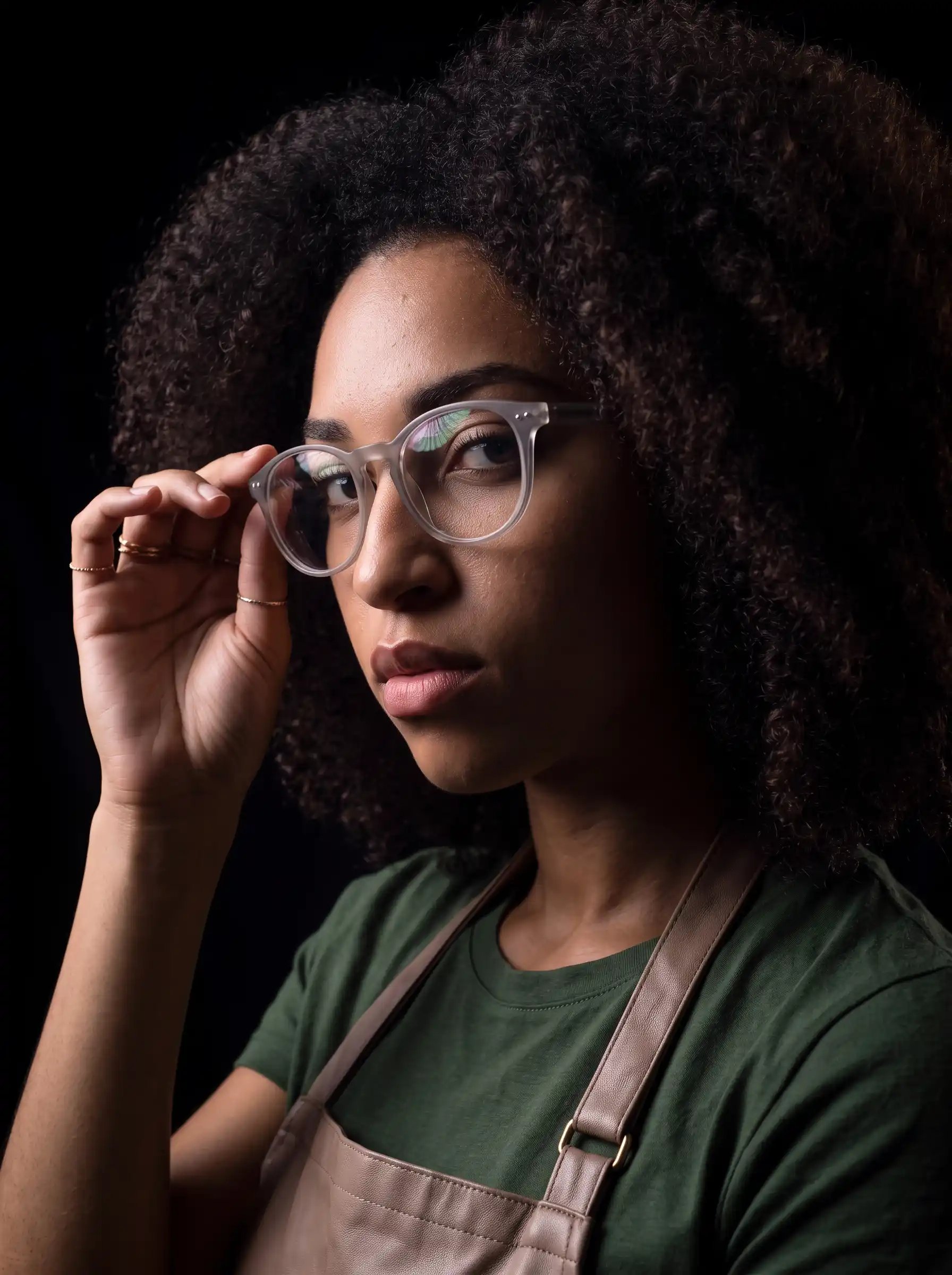 liz-woman-shop-owner-arpon-close-face-black-lines-portrait