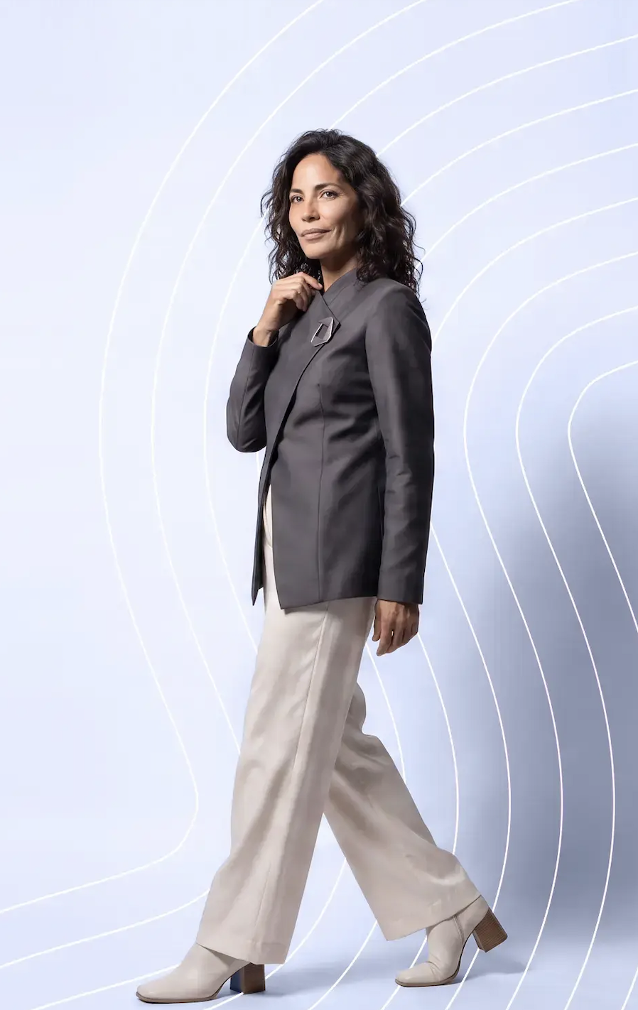 Posh-woman-on-violet-background