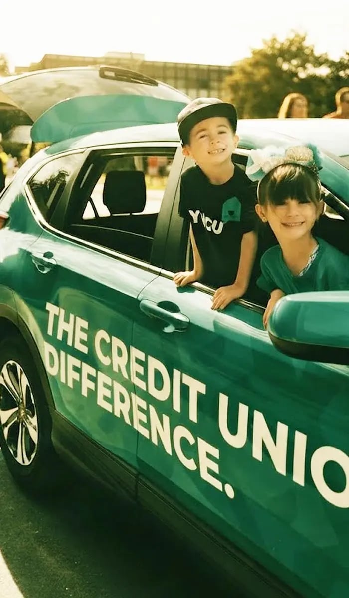 kids-in-a-parade-car